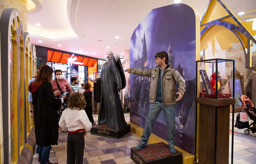 Orme di Harry Potter nel centro commerciale Marina